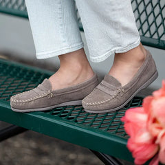 Minnetonka Women's Mellony Penny - Stone