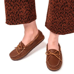 Minnetonka Women's Deerskin Tread - Caramel